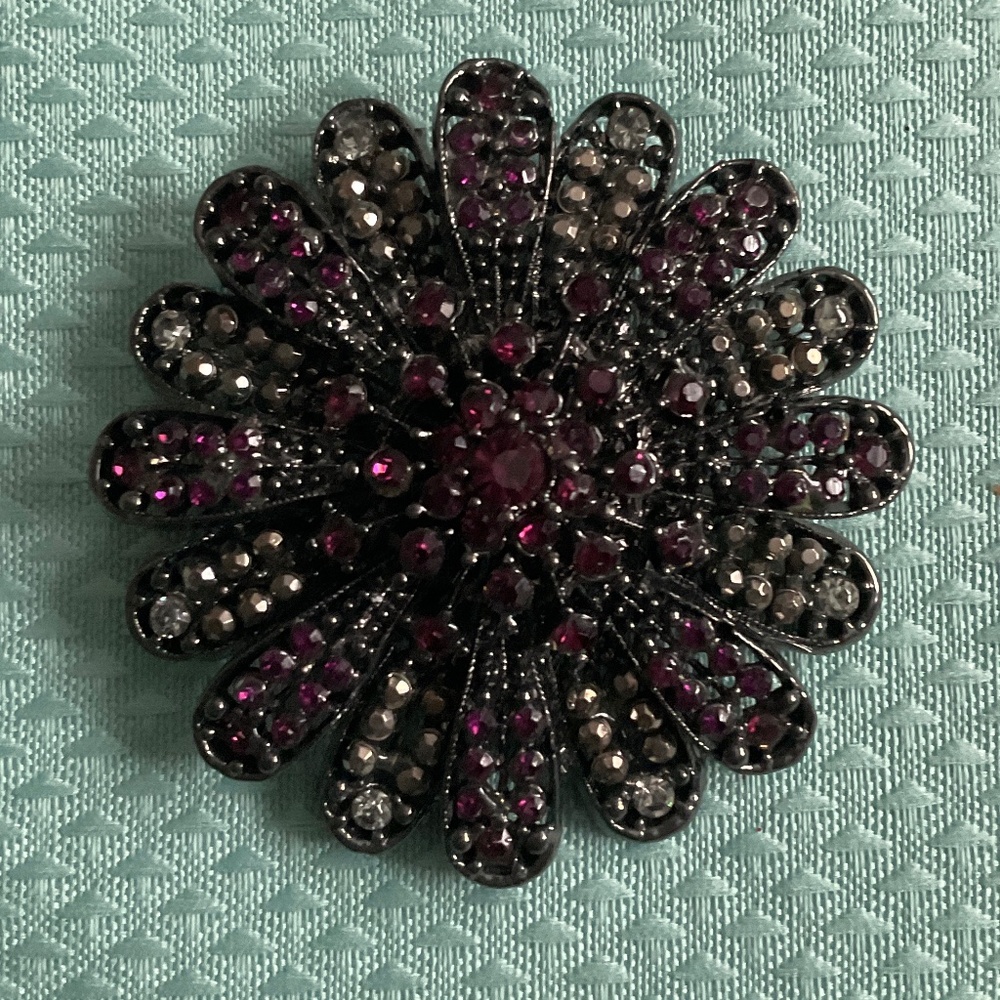 LOVELY VINTAGE BROOCH.  VERY GOOD CONDITION!!  2 1/2” All stones intact.